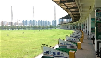 球场配备64席高尔夫打位