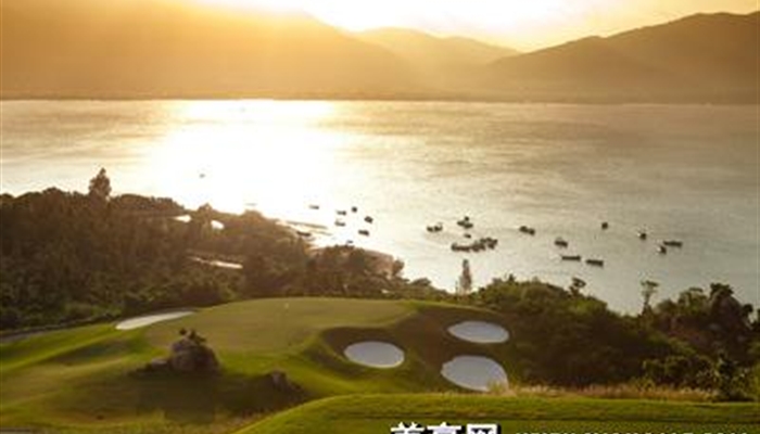 8洞是以会所为中心围绕着内海而建,18个洞,洞洞海景。尤其是15#、16#、17#洞均在球场置高点,海棠湾全景、蜈支洲岛及远处飘渺的大海尽收眼底。球场三面环海,由外海及内海包围,汇集海水、沙滩、山体、巨石等众多自然元素,球场也因此得名内海、外海、海中海。该球场已经列入第五届亚洲杯国际高尔夫巡回赛场地之一。为备战2016年奥运会(巴西圣保罗)国家体育总局已拟定该球场为国奥队训练基地。全美巡回赛(PGA)拟定也将该球场进入中国大陆定点球场。