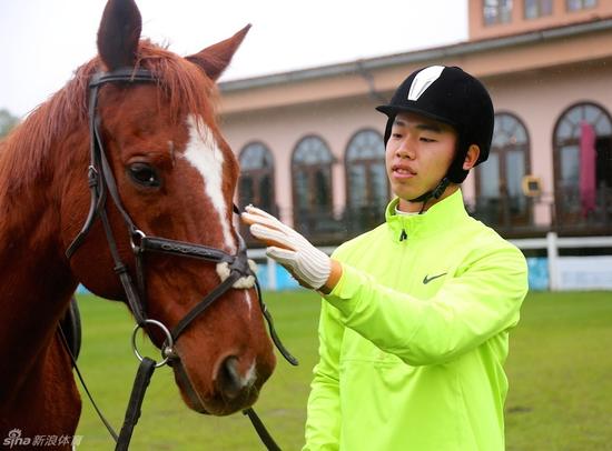 在本次的九龙山公开赛首轮上,关天朗同组中华台北选手牟钟豪和